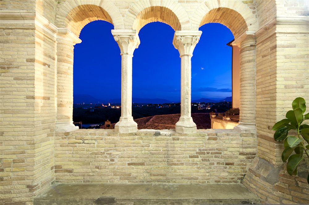 Готель Castello Chiola Dimora Storica Лорето-Апрутіно Екстер'єр фото
