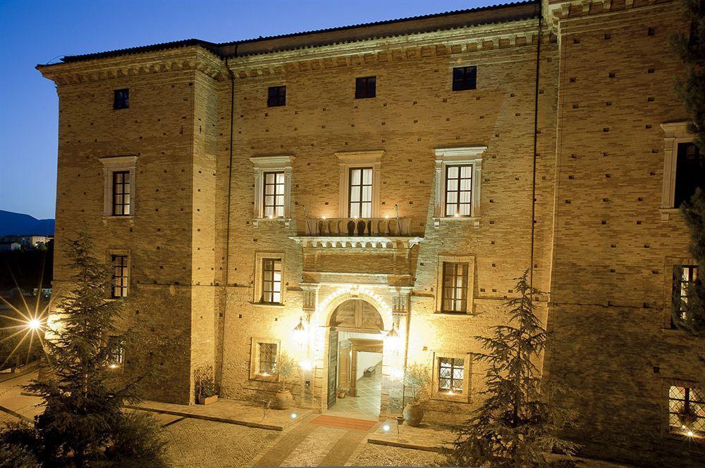 Готель Castello Chiola Dimora Storica Лорето-Апрутіно Екстер'єр фото