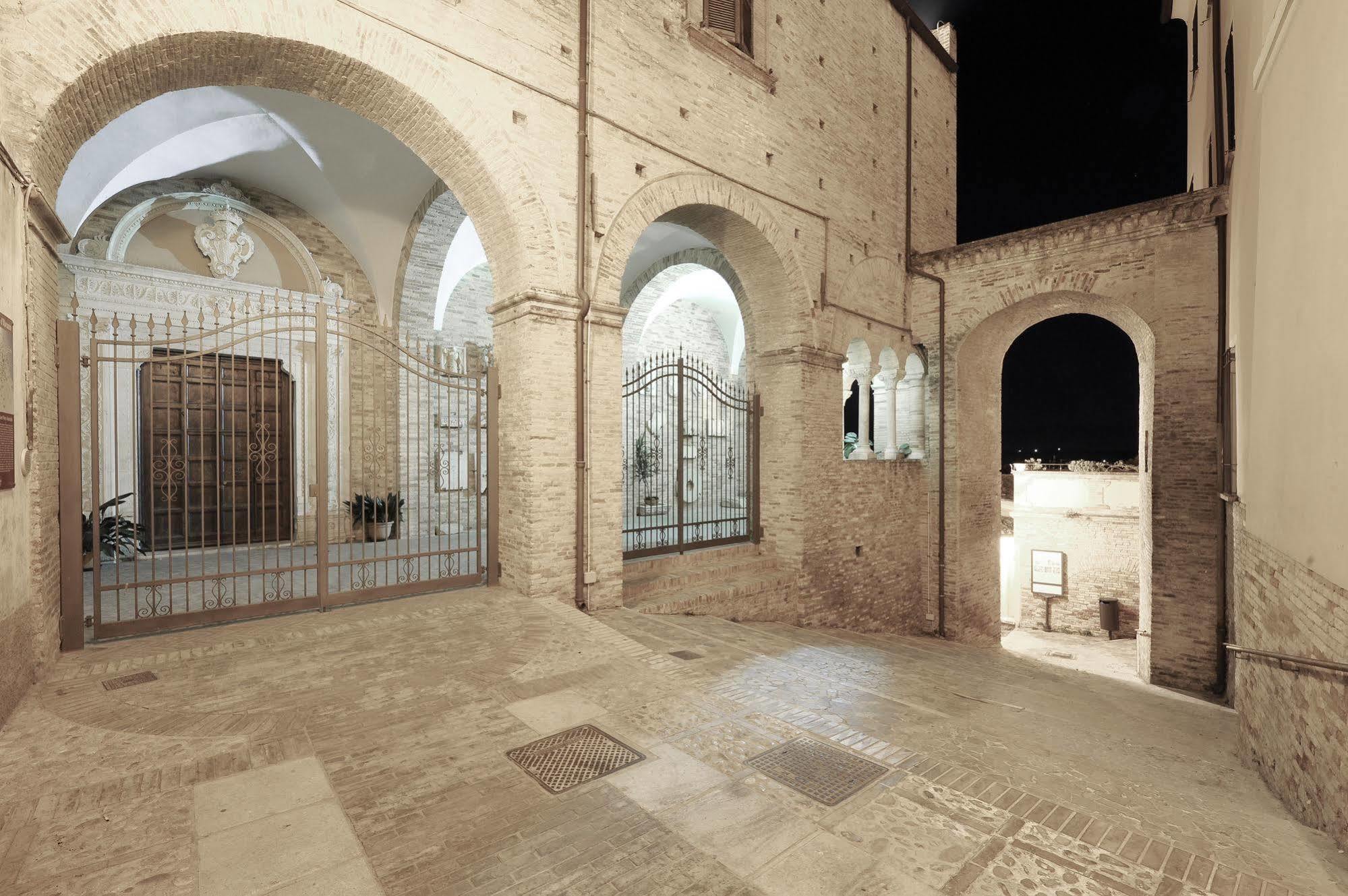 Готель Castello Chiola Dimora Storica Лорето-Апрутіно Екстер'єр фото