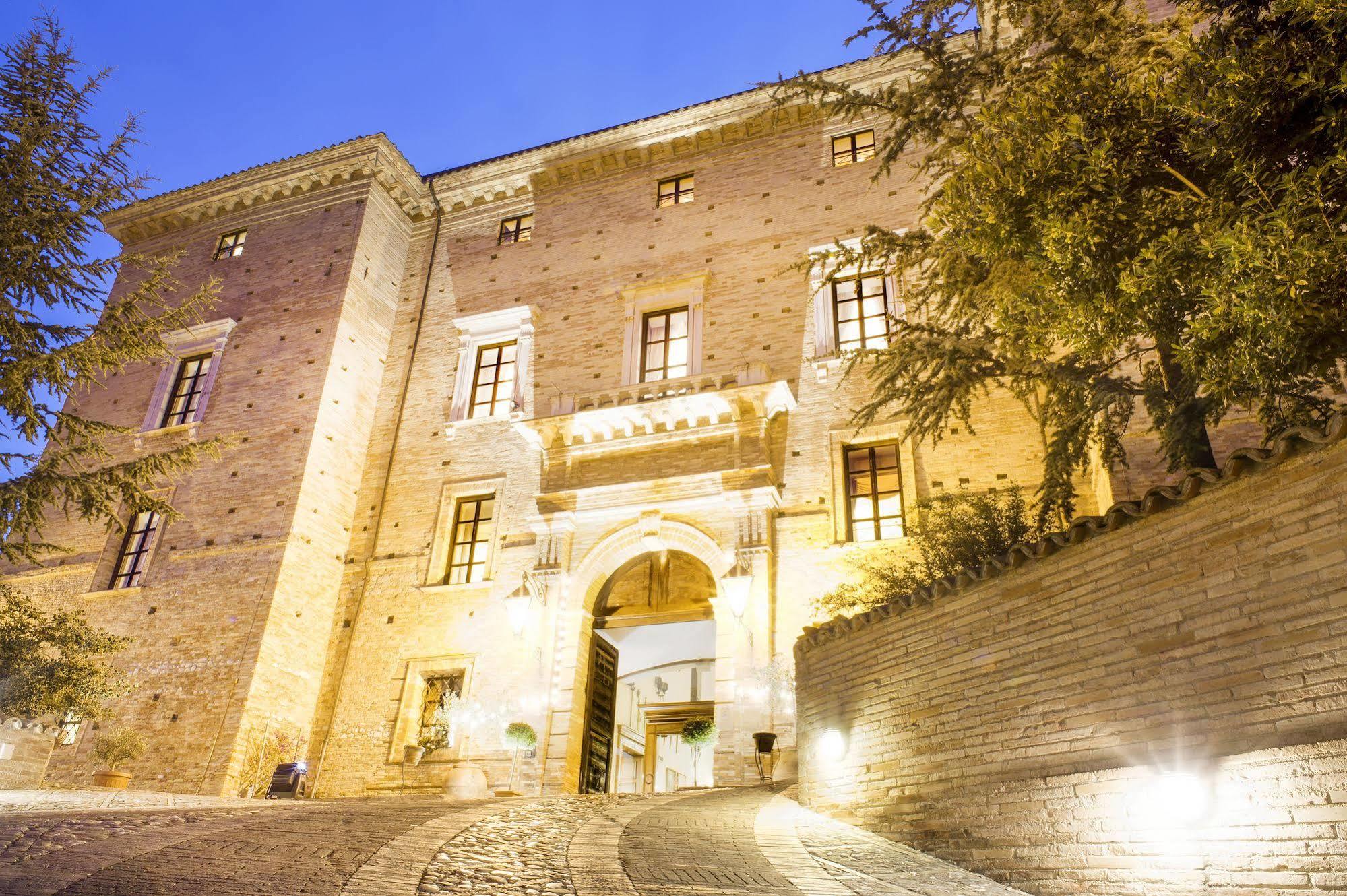 Готель Castello Chiola Dimora Storica Лорето-Апрутіно Екстер'єр фото