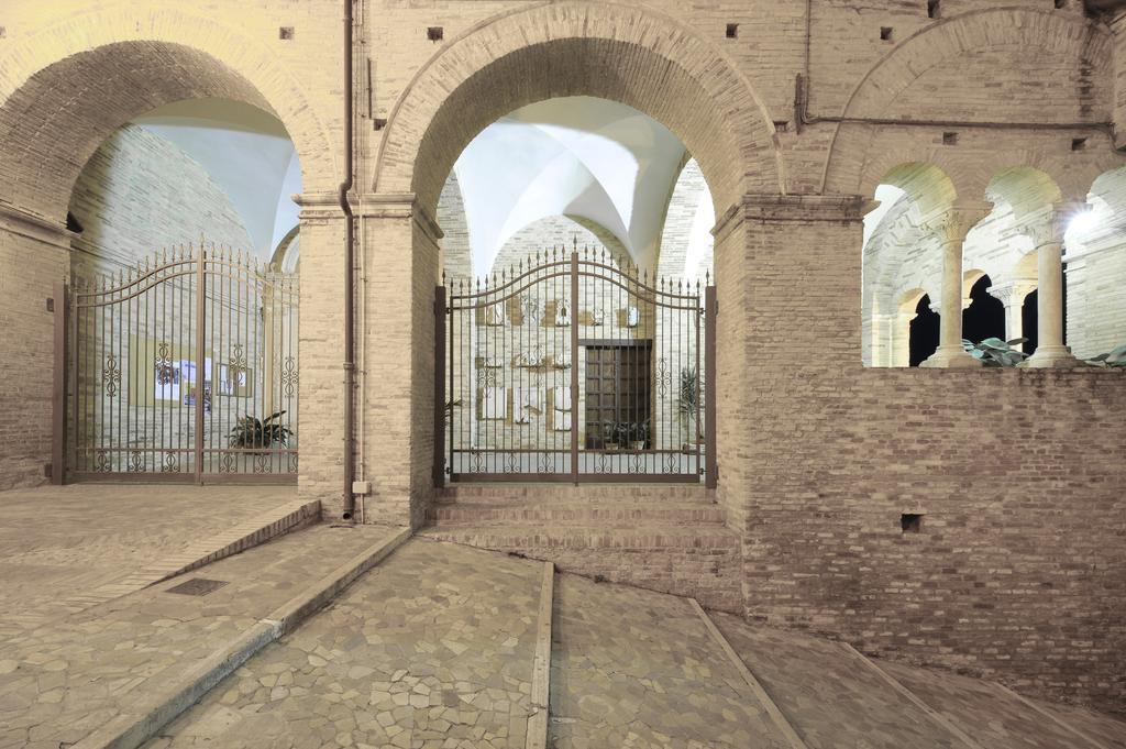 Готель Castello Chiola Dimora Storica Лорето-Апрутіно Екстер'єр фото